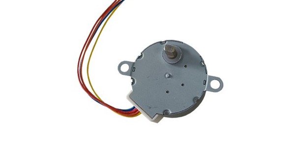 無人機(jī)自動(dòng)瞄準(zhǔn)旋轉(zhuǎn)電機(jī)采用35BYJ46電機(jī)自動(dòng)對(duì)焦